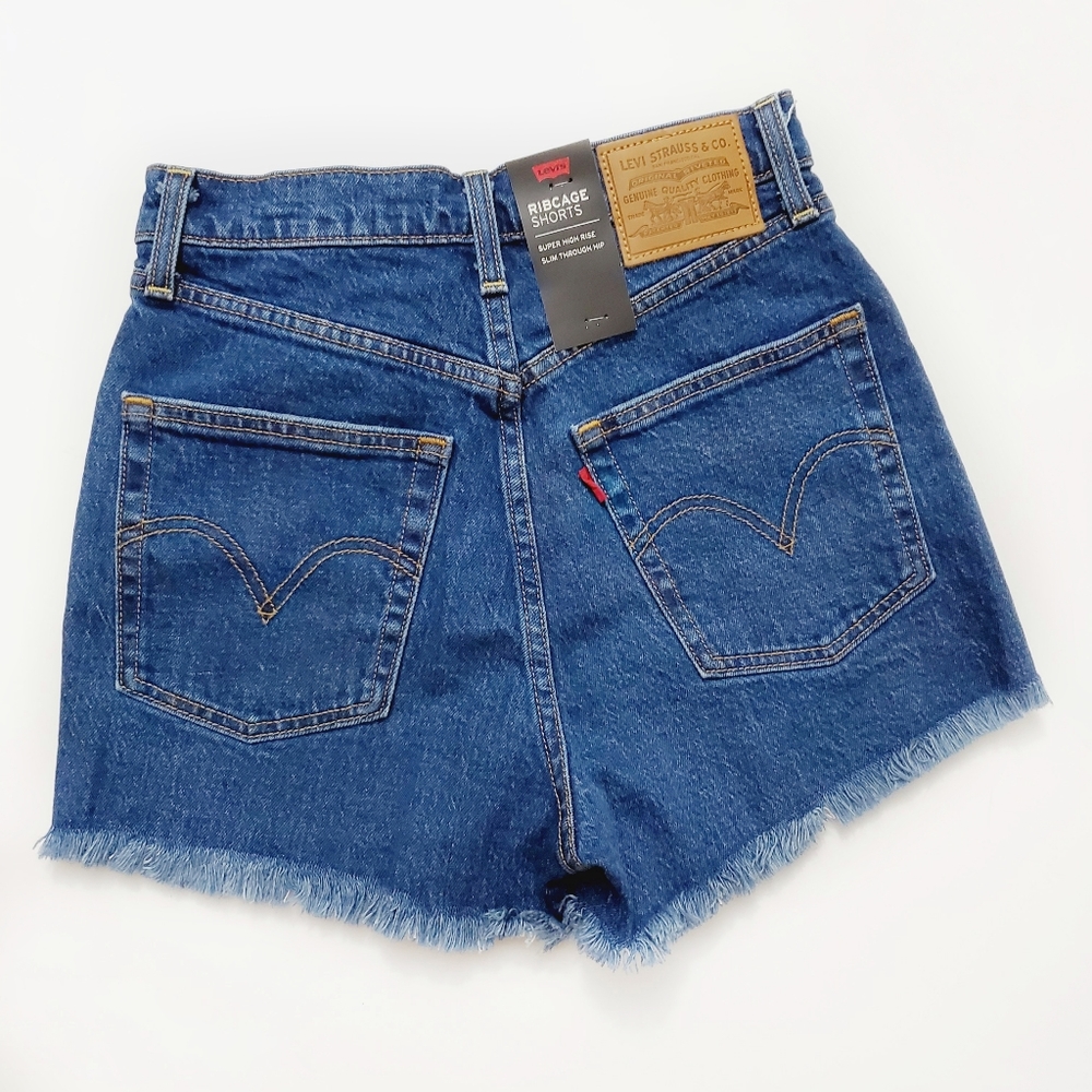 Levi’s Ribcage High Rise Distressed Short - Picture 4 of 9